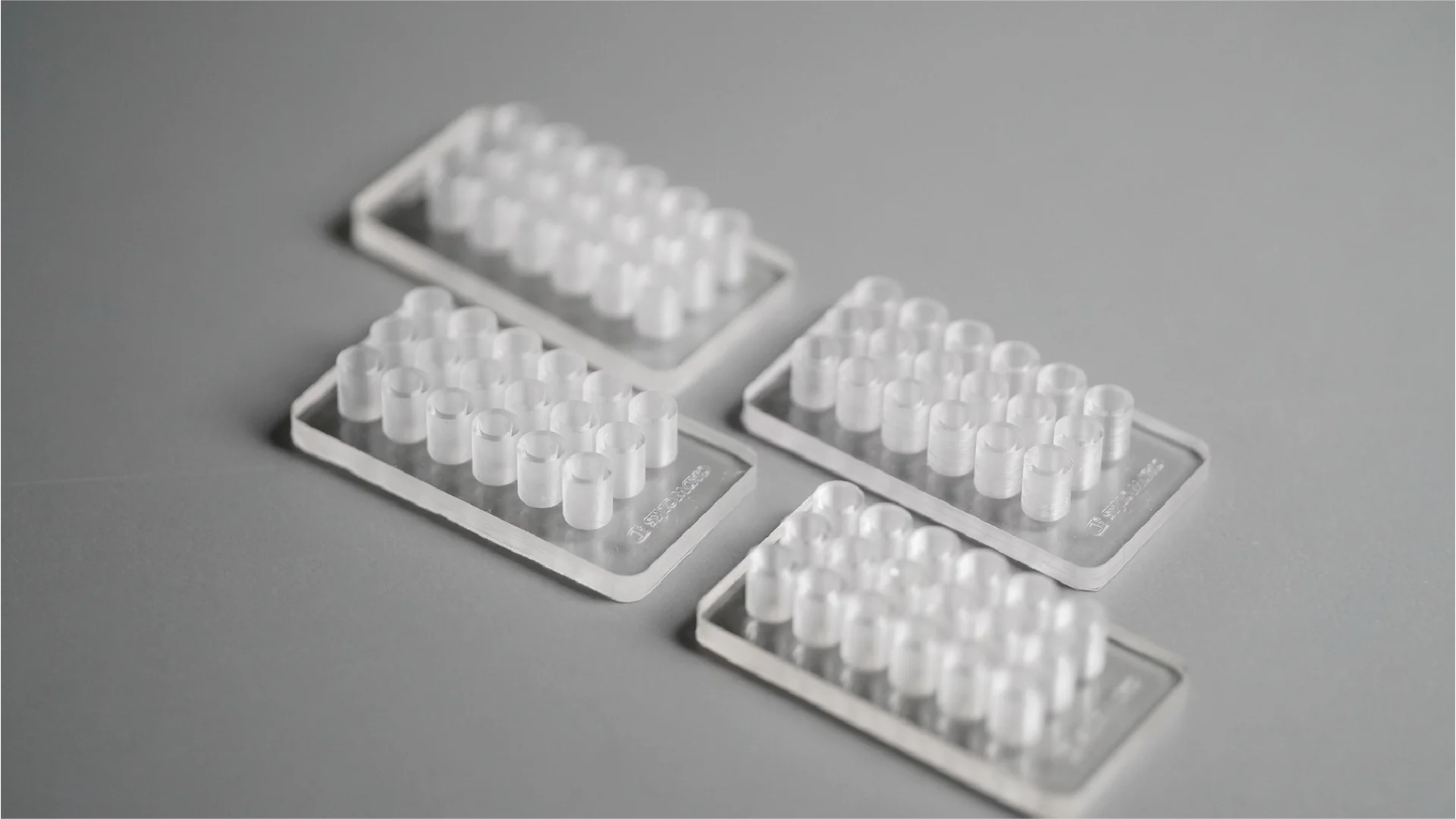 18-Well Cell Culture Plate 04